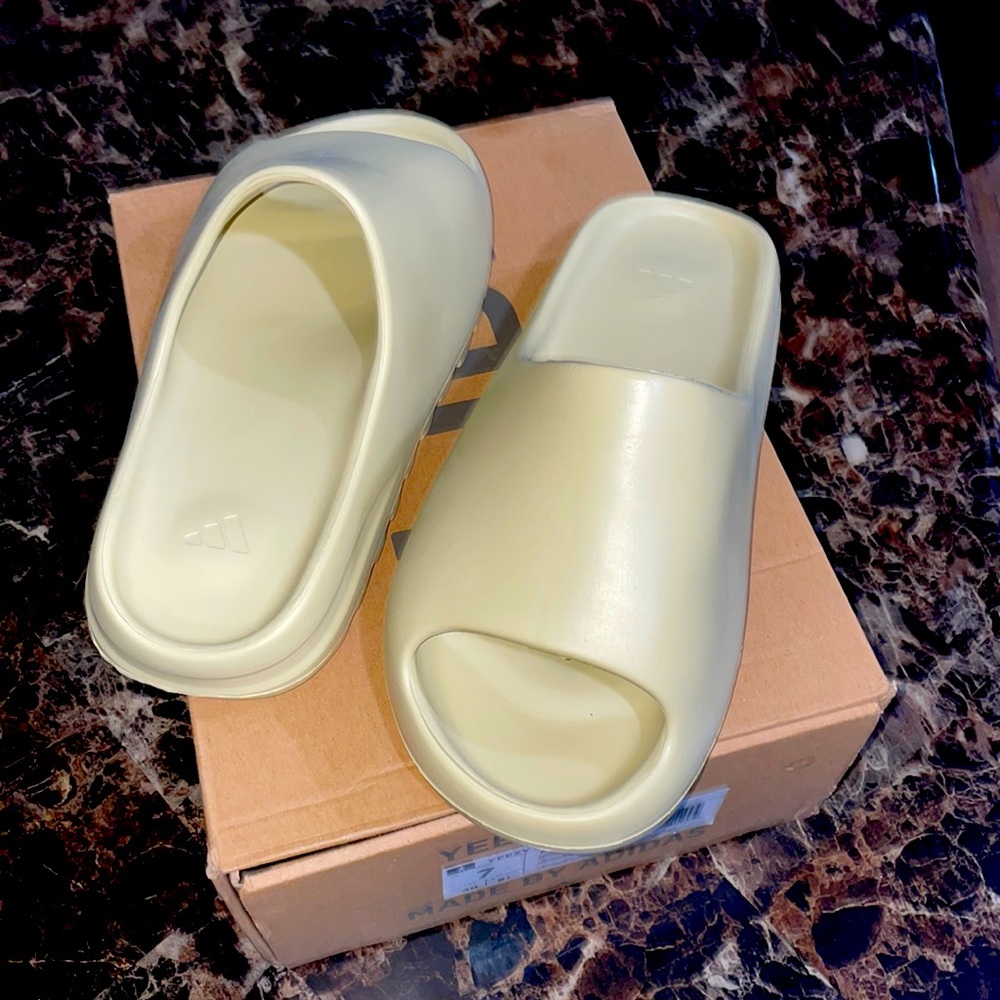 Yeezy Slides Desert Sand Size 7
